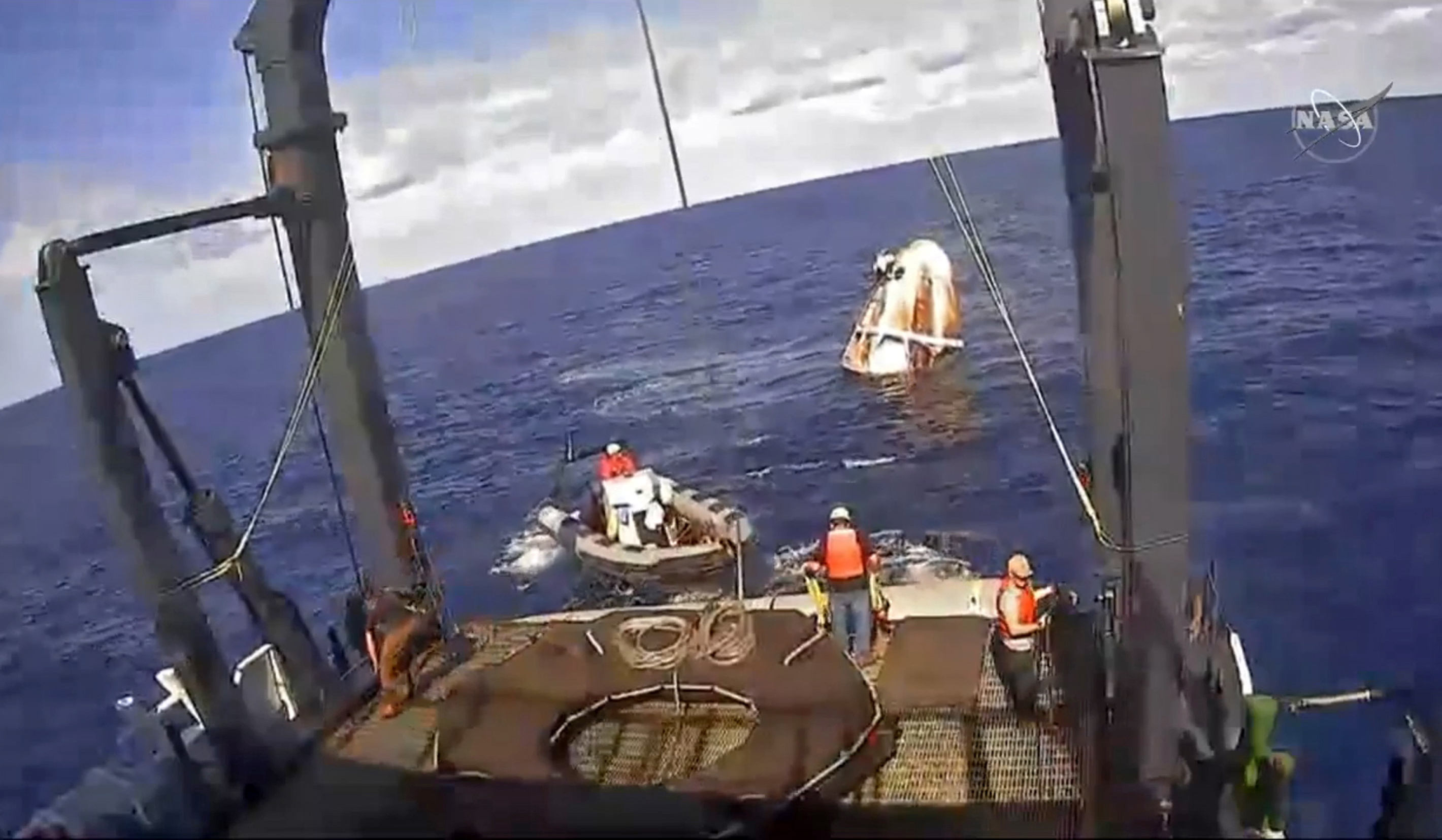 Το διαστημόπλοιο Crew Dragon του Ελον Μασκ επέστρεψε στη Γη από τον ISS (φωτογραφίες)-4