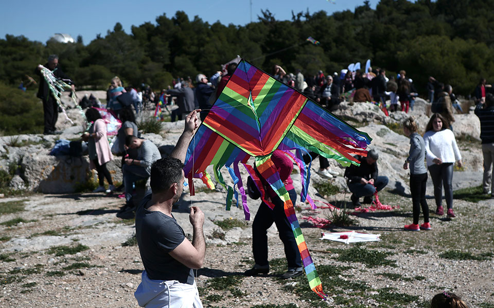 Πλήθος κόσμου στον λόφο του Φιλοπάππου για τα Κούλουμα – Εθιμα για την Καθαρά Δευτέρα σε όλη την Ελλάδα (φωτογραφίες)-1