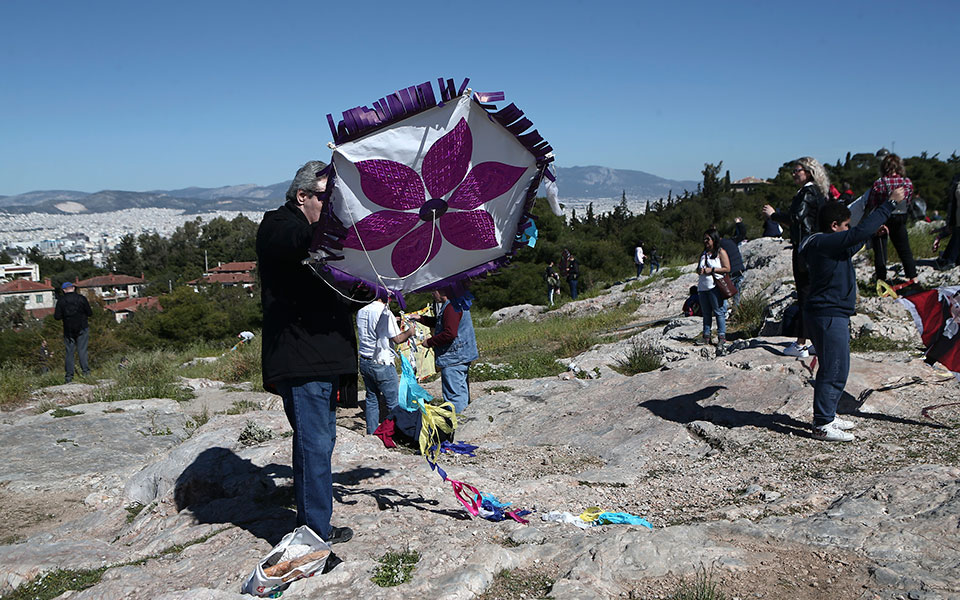 Πλήθος κόσμου στον λόφο του Φιλοπάππου για τα Κούλουμα – Εθιμα για την Καθαρά Δευτέρα σε όλη την Ελλάδα (φωτογραφίες)-4
