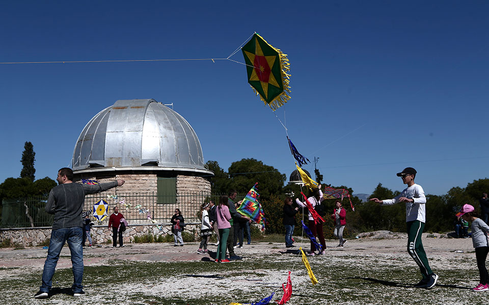 Πλήθος κόσμου στον λόφο του Φιλοπάππου για τα Κούλουμα – Εθιμα για την Καθαρά Δευτέρα σε όλη την Ελλάδα (φωτογραφίες)-2