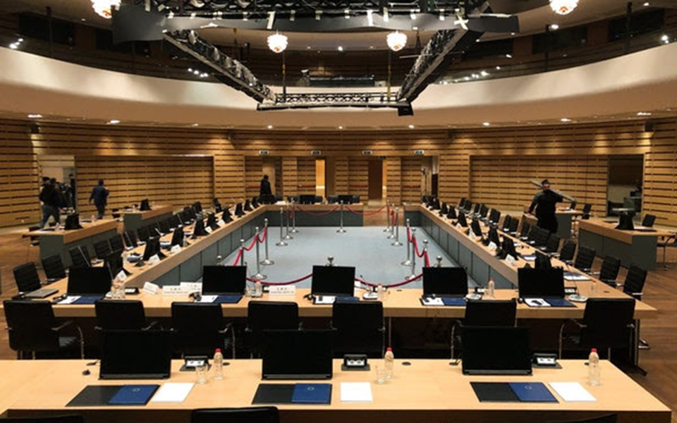 Oι «Ενήλικες στο δωμάτιο» σε γυρίσματα-1