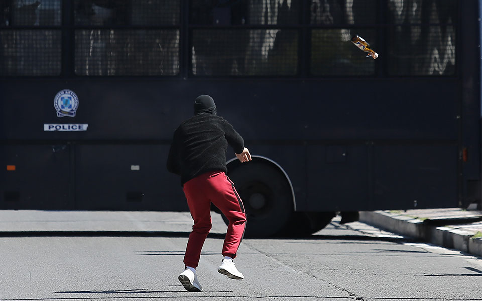 Μαθητικά συλλαλητήρια σε Αθήνα και Θεσσαλονίκη για τις αλλαγές στην Παιδεία – Επεισόδια στο Σύνταγμα (φωτογραφίες)-1