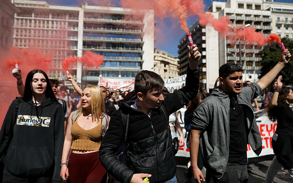 Μαθητικά συλλαλητήρια σε Αθήνα και Θεσσαλονίκη για τις αλλαγές στην Παιδεία – Επεισόδια στο Σύνταγμα (φωτογραφίες)-3