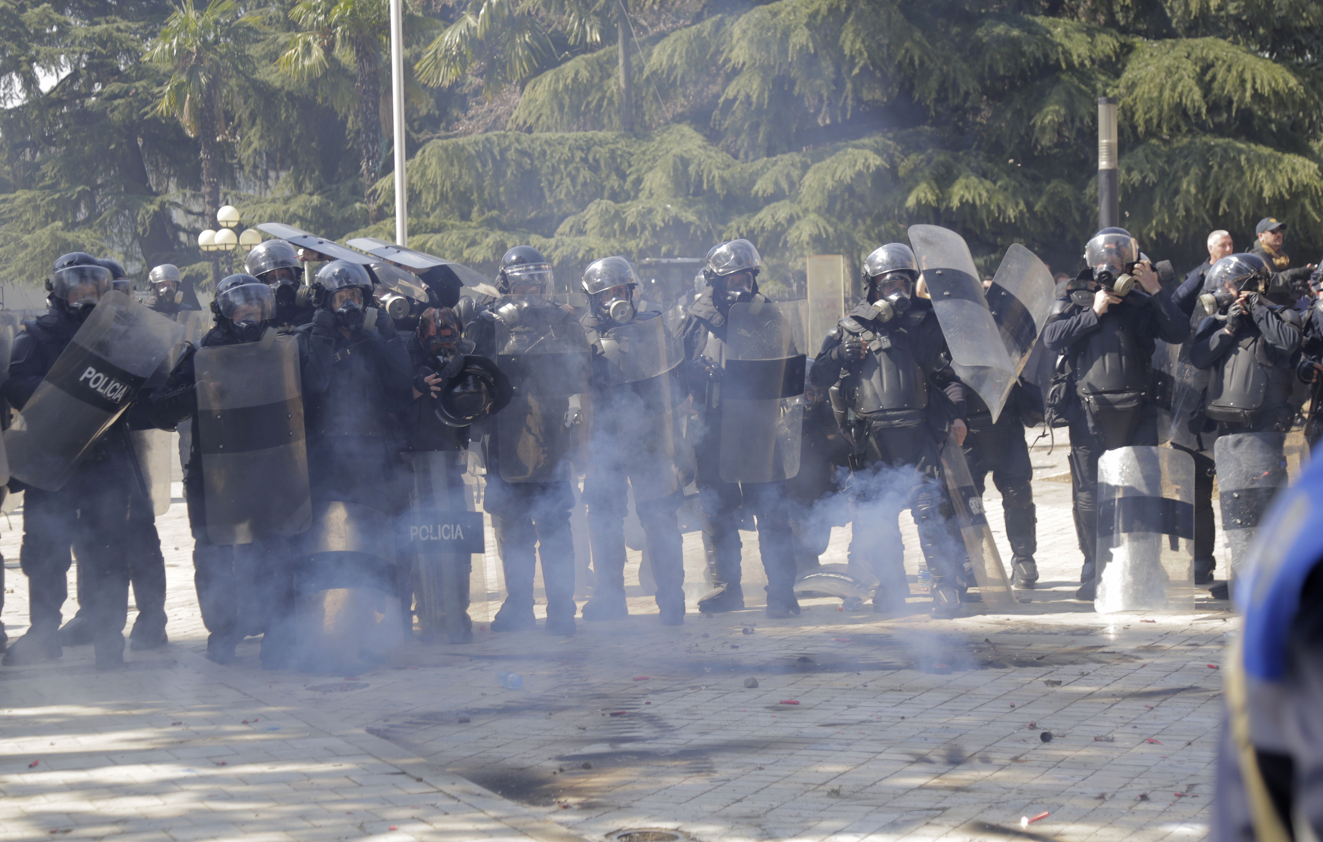 Νέα σοβαρά επεισόδια σε αντικυβερνητικές διαδηλώσεις στα Τίρανα-3