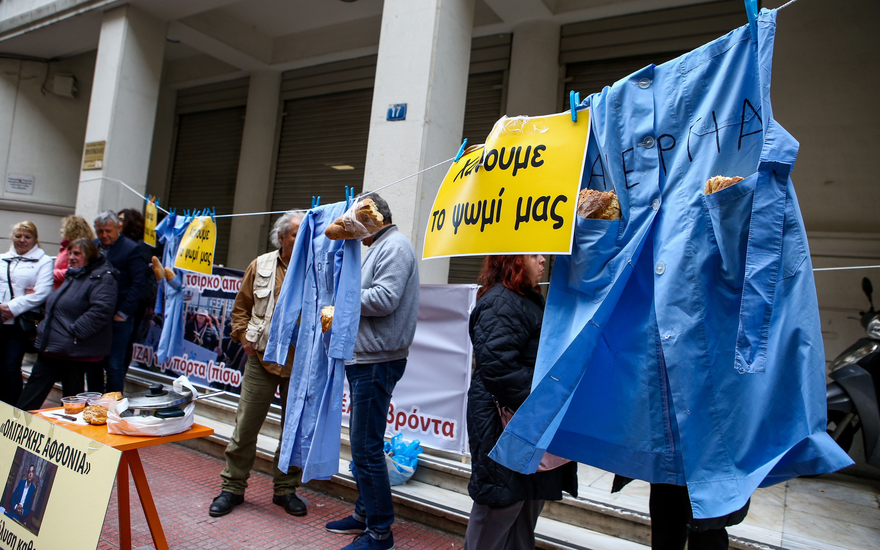 Αντιπαράθεση Πολάκη – προέδρου ΠΟΕΔΗΝ έξω από το υπουργείο Υγείας (βίντεο)-1