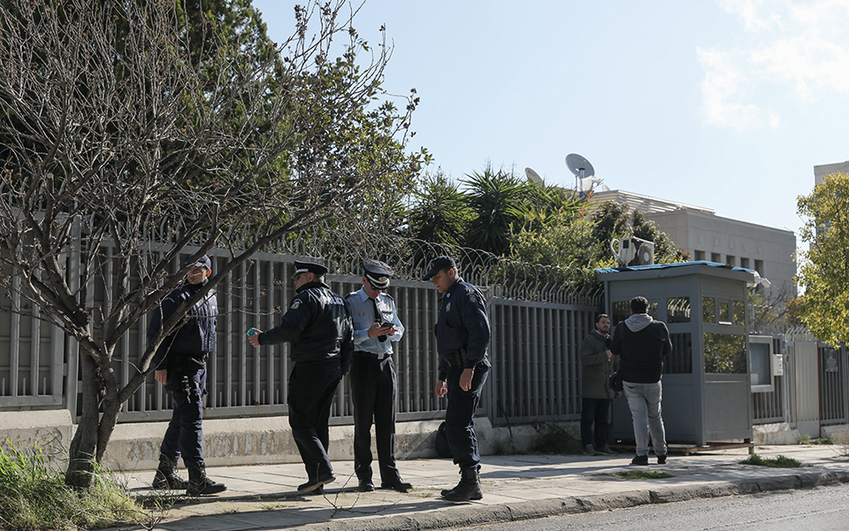 Χειροβομβίδα εξερράγη στο ρωσικό Προξενείο στο Χαλάνδρι – Τις κινήσεις των δραστών κατέγραψαν οι κάμερες-3