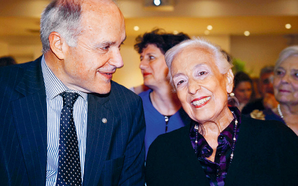 Το μνημείο του Θρασύλλου, στον ίσκιο του Παρθενώνα, έλαμψε στο χειμωνιάτικο Λονδίνο-1