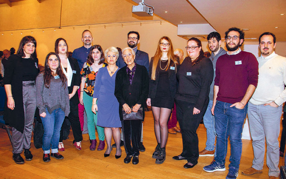 Το μνημείο του Θρασύλλου, στον ίσκιο του Παρθενώνα, έλαμψε στο χειμωνιάτικο Λονδίνο-2