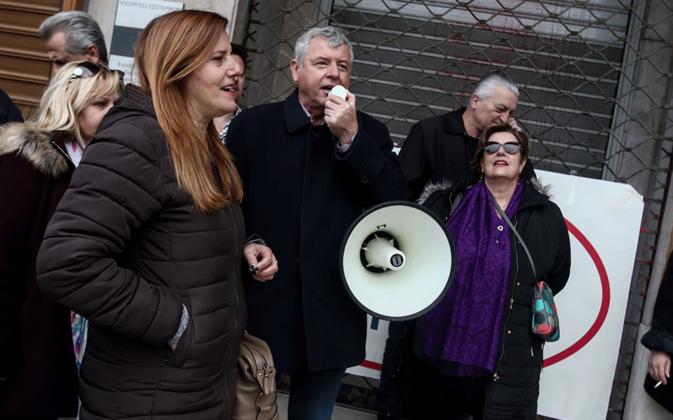 Ενταση στην παναττική στάση εργασίας της ΠΟΕΔΗΝ έξω από το υπουργείο Εσωτερικών-3