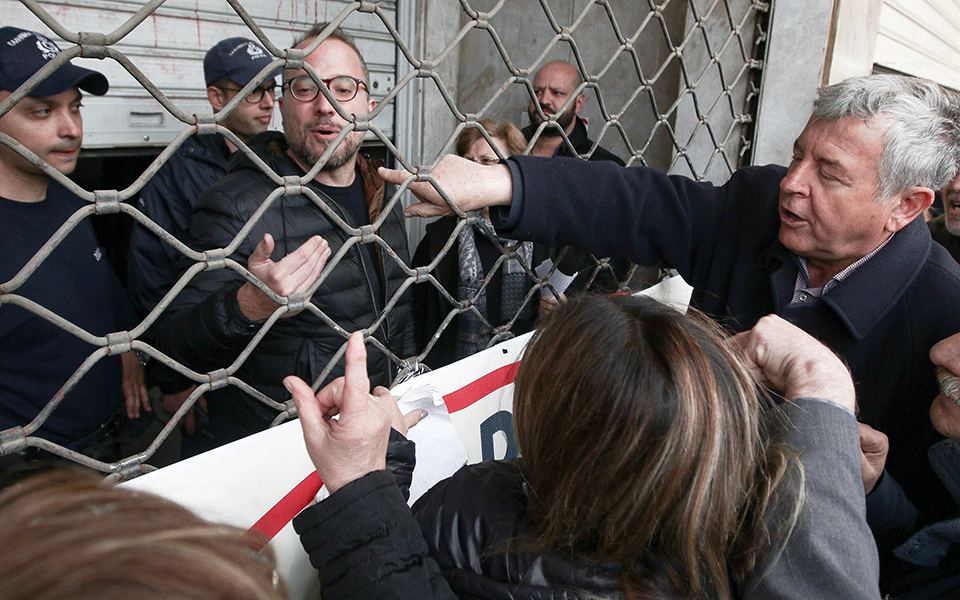 Ενταση στην παναττική στάση εργασίας της ΠΟΕΔΗΝ έξω από το υπουργείο Εσωτερικών-1