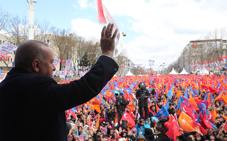 Τουρκία: Στις κάλπες εκατομμύρια πολίτες – Κρίσιμες εκλογές για τον Ερντογάν-4