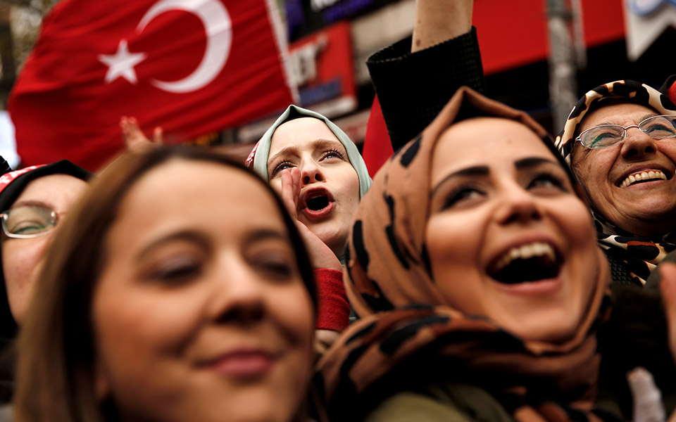 Τουρκία: Στις κάλπες εκατομμύρια πολίτες – Κρίσιμες εκλογές για τον Ερντογάν-1