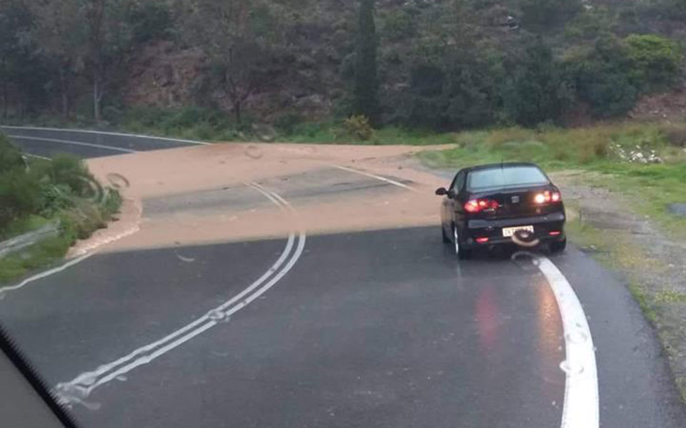 Σοβαρά προβλήματα από την κακοκαιρία στην Κρήτη – Απεγκλωβίστηκαν 18 άτομα (βίντεο – φωτογραφίες)-1