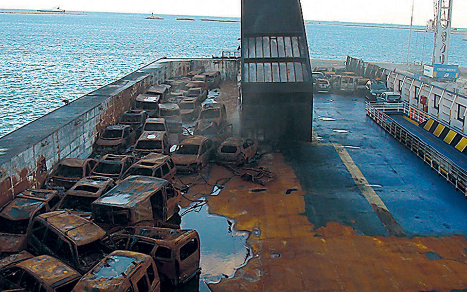 Εγκατάλειψη πόστου στο φλεγόμενο πλοίο-2