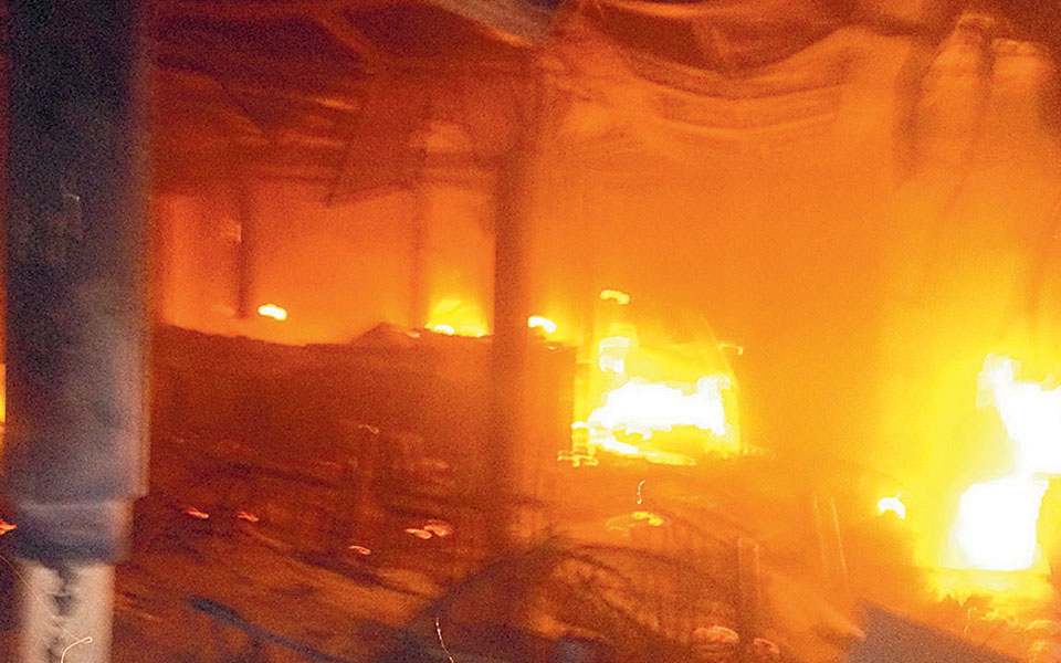 Εγκατάλειψη πόστου στο φλεγόμενο πλοίο-3