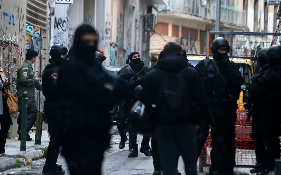 Επιχείρηση στα Εξάρχεια: Συνελήφθη η γυναίκα που είχε διαφύγει στο επεισόδιο με τους Λιμενικούς (φωτογραφίες)-1