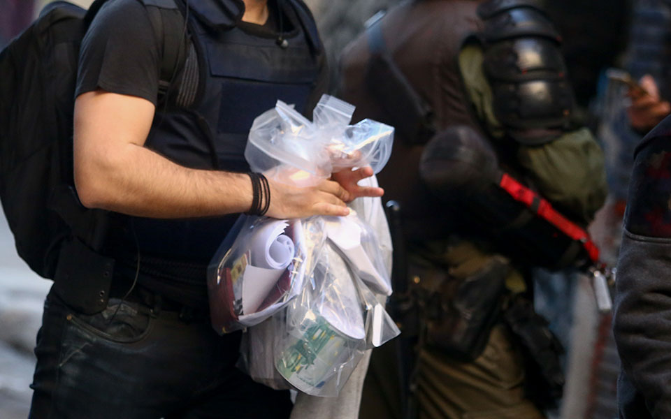 Επιχείρηση στα Εξάρχεια: Συνελήφθη η γυναίκα που είχε διαφύγει στο επεισόδιο με τους Λιμενικούς (φωτογραφίες)-2