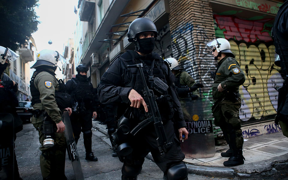 Επιχείρηση στα Εξάρχεια: Συνελήφθη η γυναίκα που είχε διαφύγει στο επεισόδιο με τους Λιμενικούς (φωτογραφίες)-3