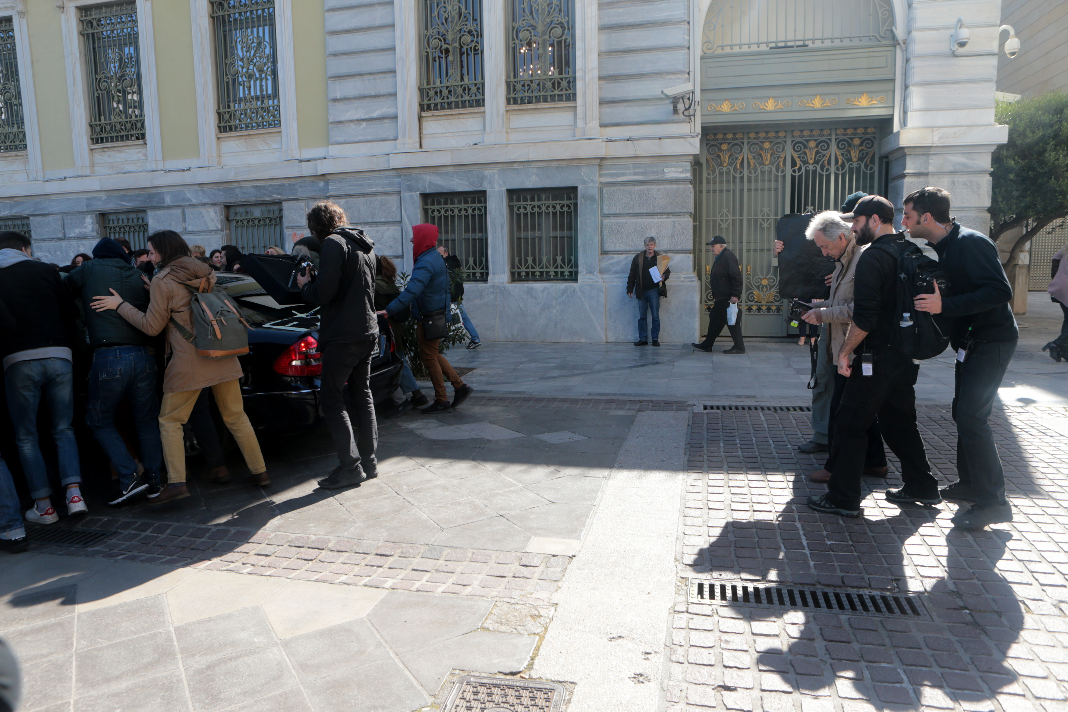 Φωτογραφίες από τα γυρίσματα της ταινίας του Κ. Γαβρά στο κέντρο της Αθήνας-3