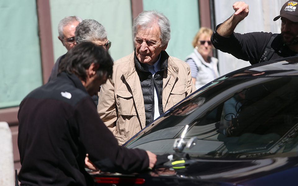 «Ενήλικοι στο δωμάτιο»: Η ταινία προχωράει χωρίς… σκιές-1