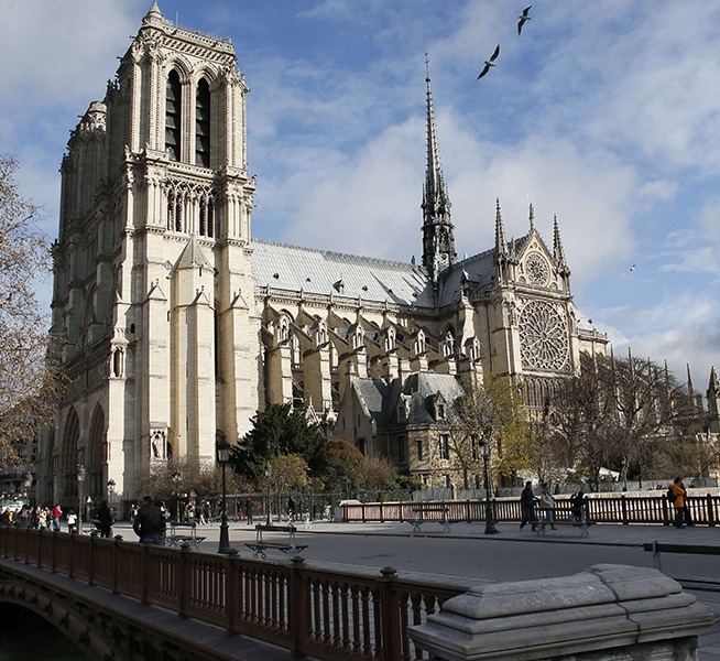 Η Παναγία των Παρισίων καταστράφηκε και μαζί της αιώνες ιστορίας-1