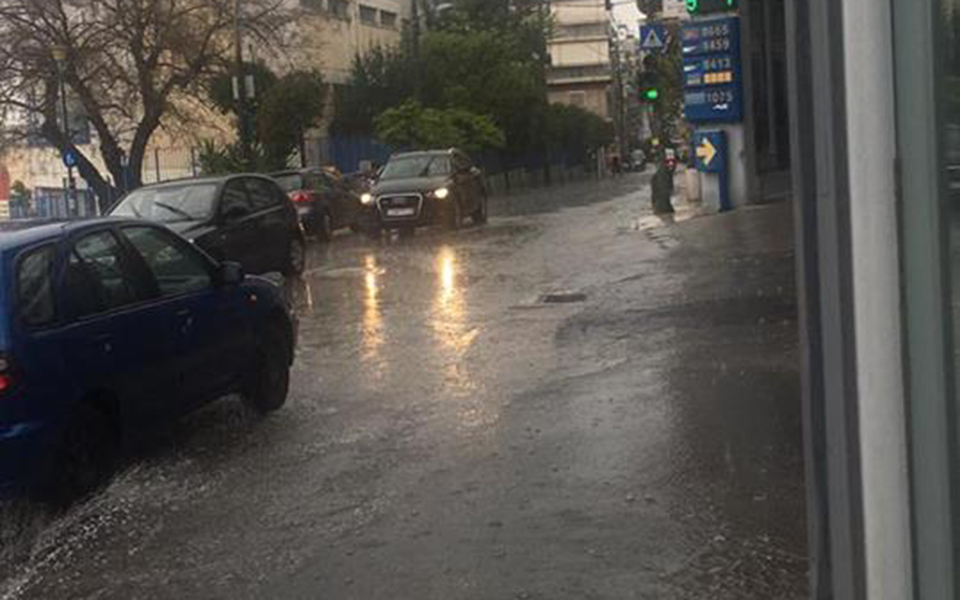 Σε κλοιό κακοκαιρίας η Αττική– Χαλάζι στο κέντρο της πρωτεύουσας (Βίντεο – Φωτογραφίες)-1