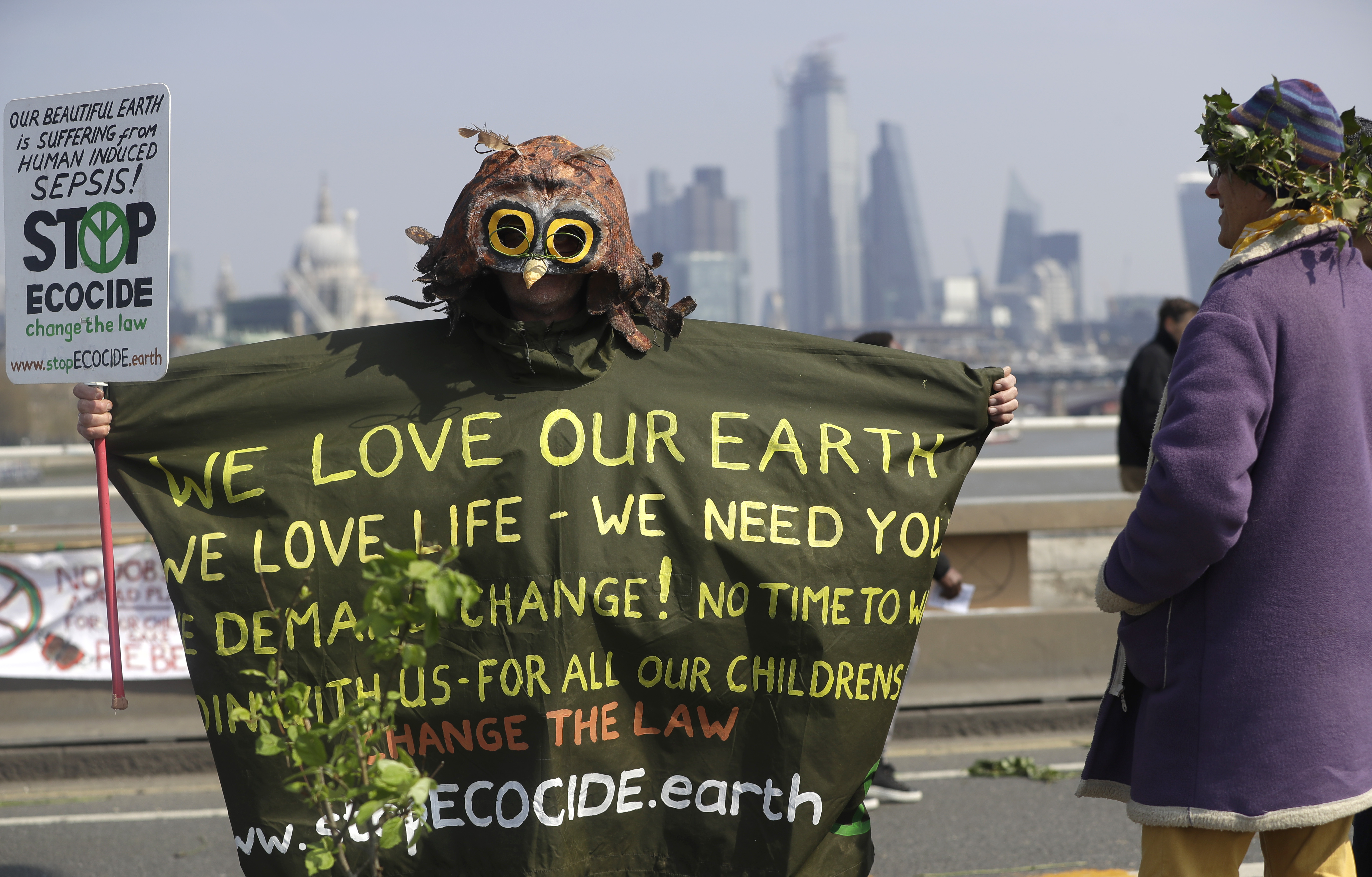 Αποκλεισμένα κεντρικά σημεία του Λονδίνου από διαδηλωτές για το περιβάλλον (φωτογραφίες)-3