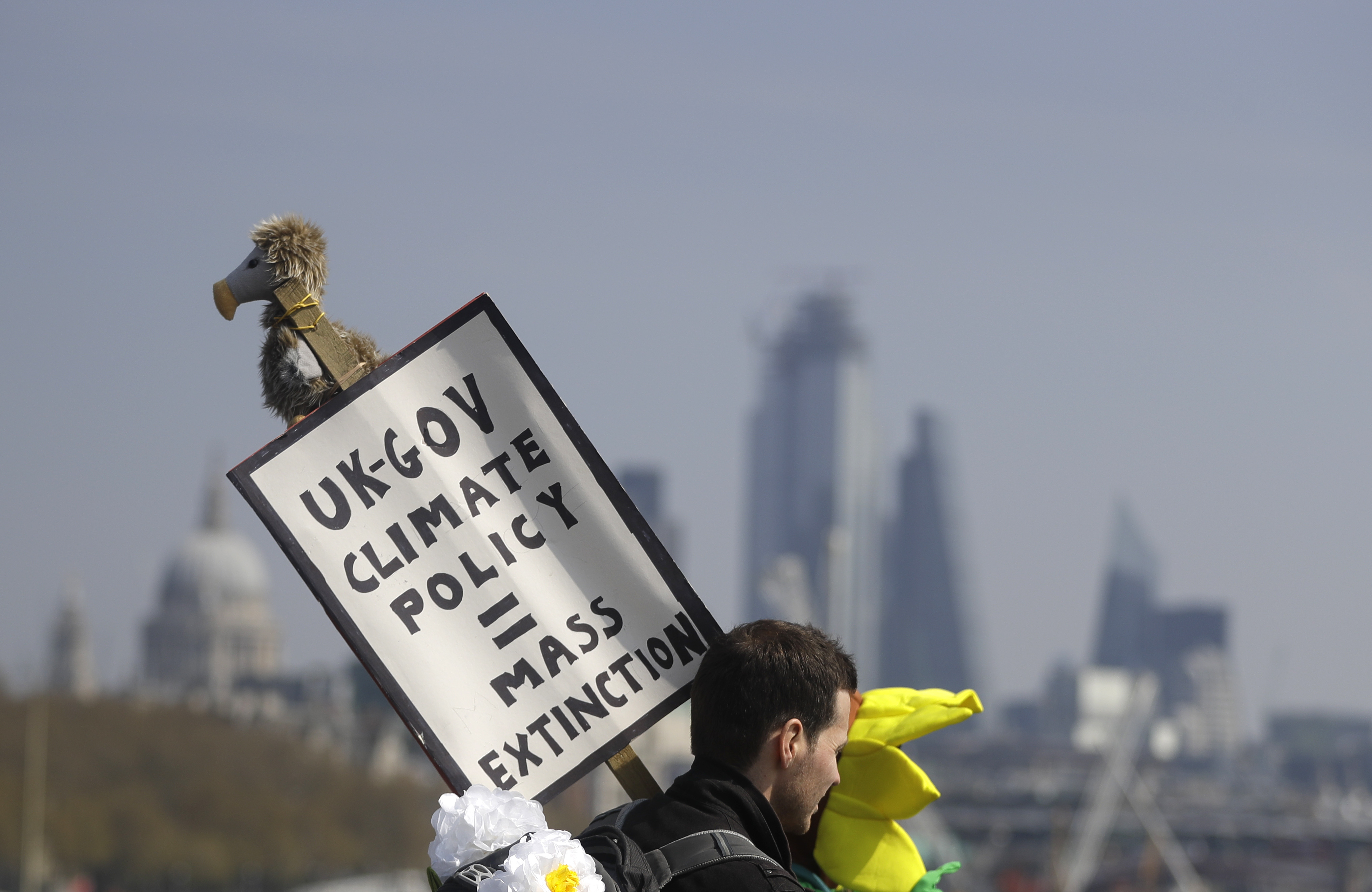 Αποκλεισμένα κεντρικά σημεία του Λονδίνου από διαδηλωτές για το περιβάλλον (φωτογραφίες)-2
