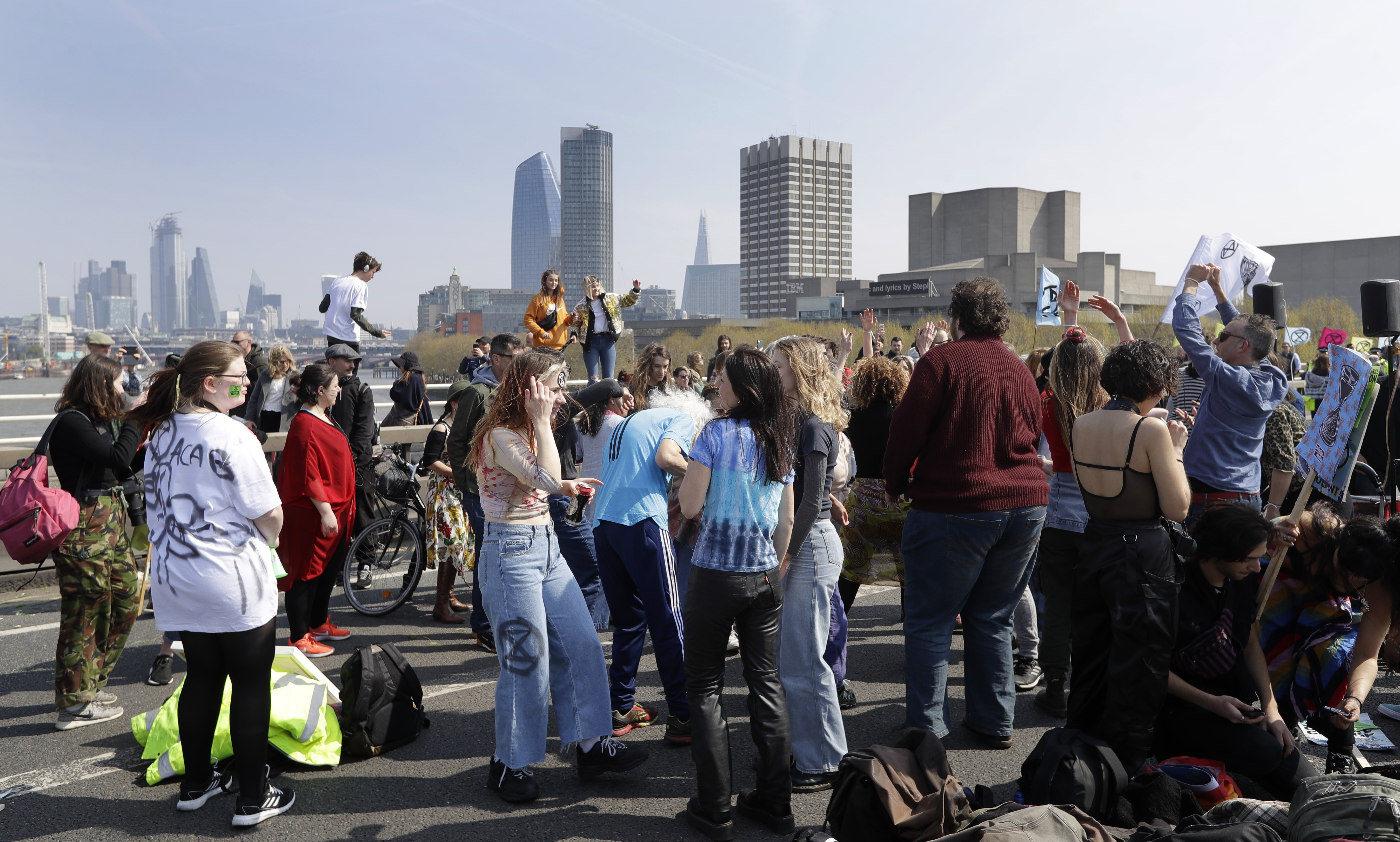 Αποκλεισμένα κεντρικά σημεία του Λονδίνου από διαδηλωτές για το περιβάλλον (φωτογραφίες)-6
