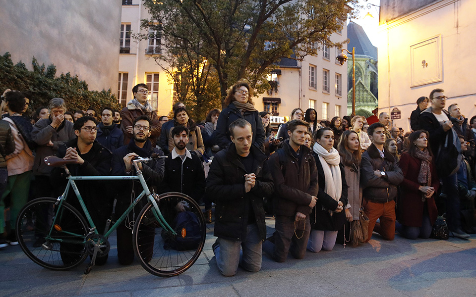 Χιλιάδες άνθρωποι στις όχθες του Σηκουάνα βλέπουν ανήμποροι την Νοτρ Νταμ να καίγεται (φωτογραφίες)-7