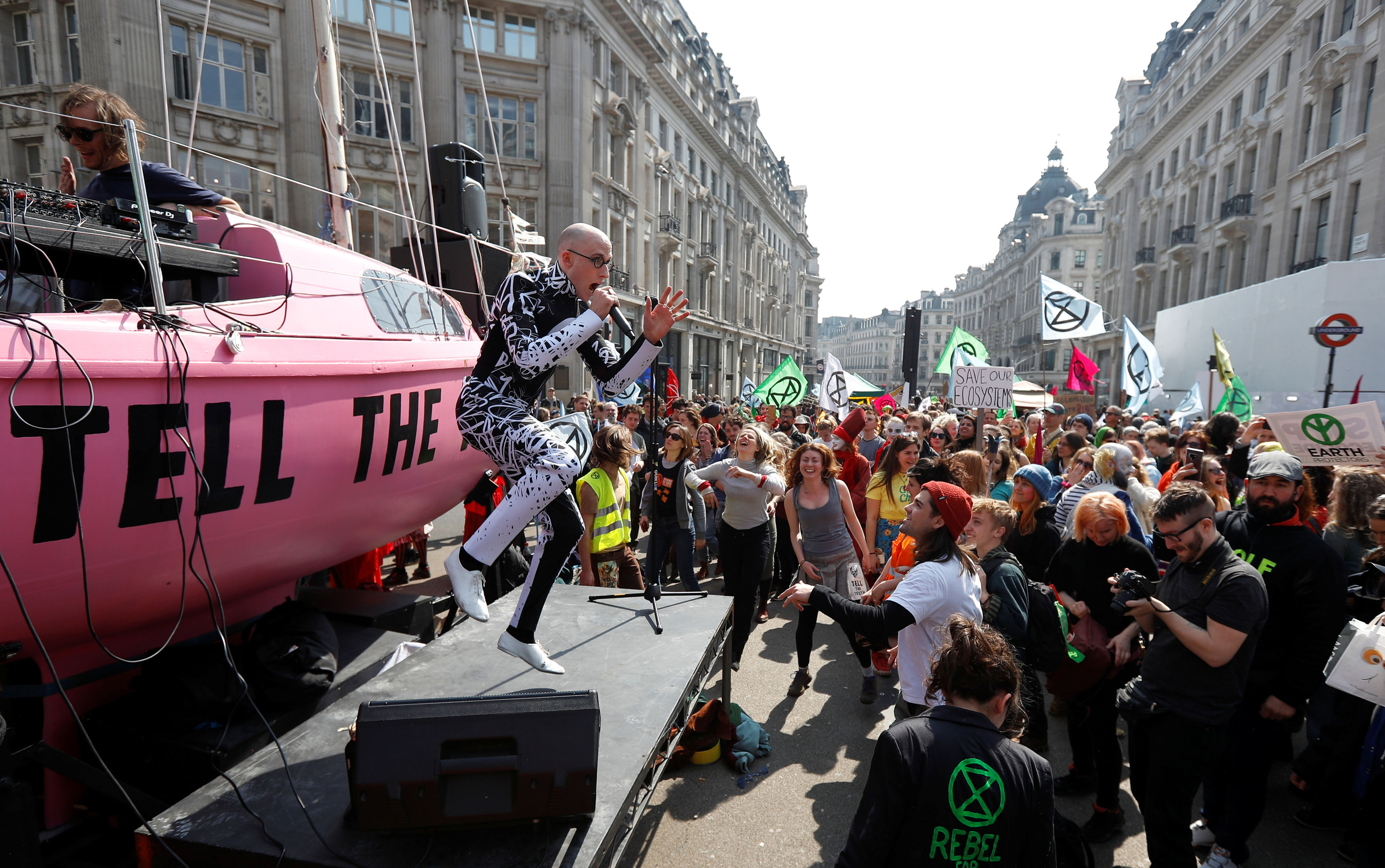 Αποκλεισμένα κεντρικά σημεία του Λονδίνου από διαδηλωτές για το περιβάλλον (φωτογραφίες)-1