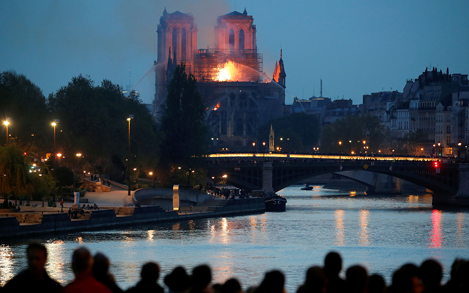 Παναγία των Παρισίων: Τεράστια καταστροφή και παγκόσμιο σοκ – Σώθηκε από ολική καταστροφή, υπό έλεγχο οι φλόγες (Φωτογραφίες)-3