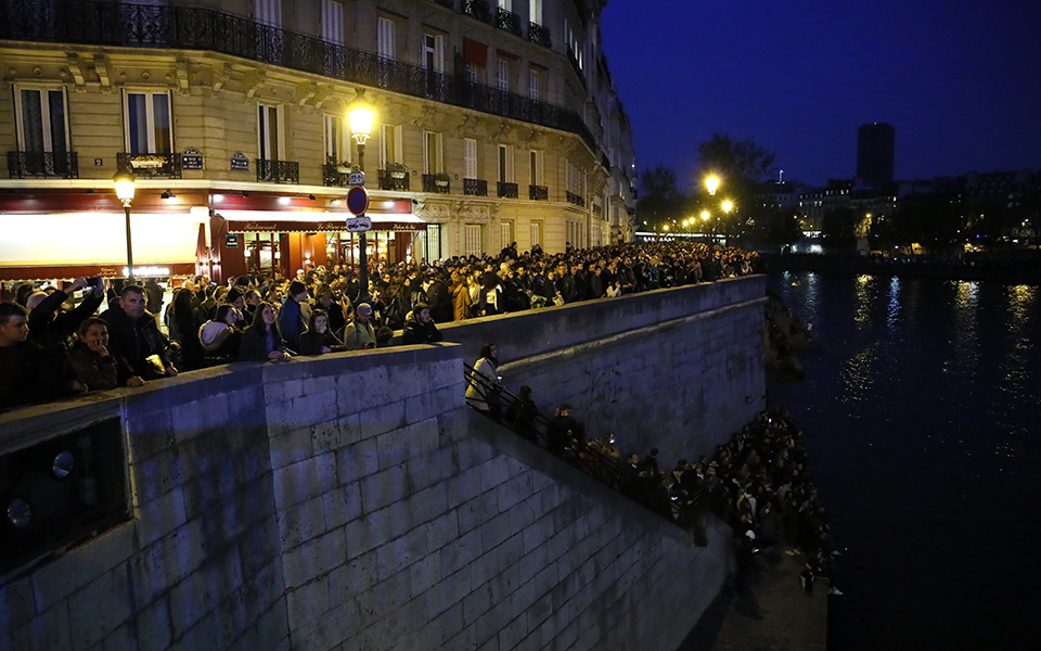 Χιλιάδες άνθρωποι στις όχθες του Σηκουάνα βλέπουν ανήμποροι την Νοτρ Νταμ να καίγεται (φωτογραφίες)-3
