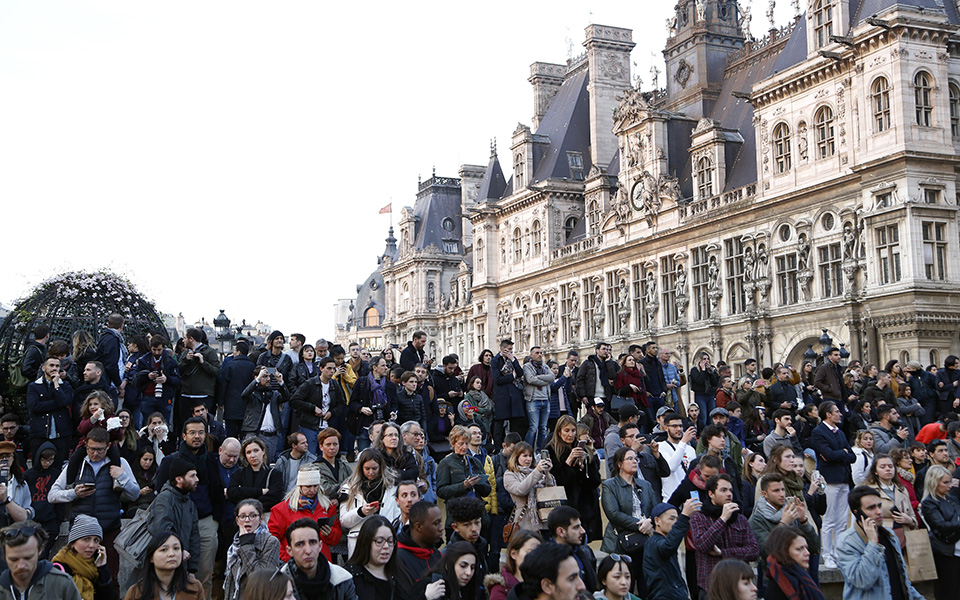 Χιλιάδες άνθρωποι στις όχθες του Σηκουάνα βλέπουν ανήμποροι την Νοτρ Νταμ να καίγεται (φωτογραφίες)-2