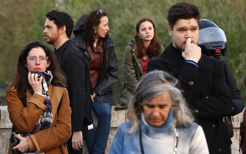 Χιλιάδες άνθρωποι στις όχθες του Σηκουάνα βλέπουν ανήμποροι την Νοτρ Νταμ να καίγεται (φωτογραφίες)-5