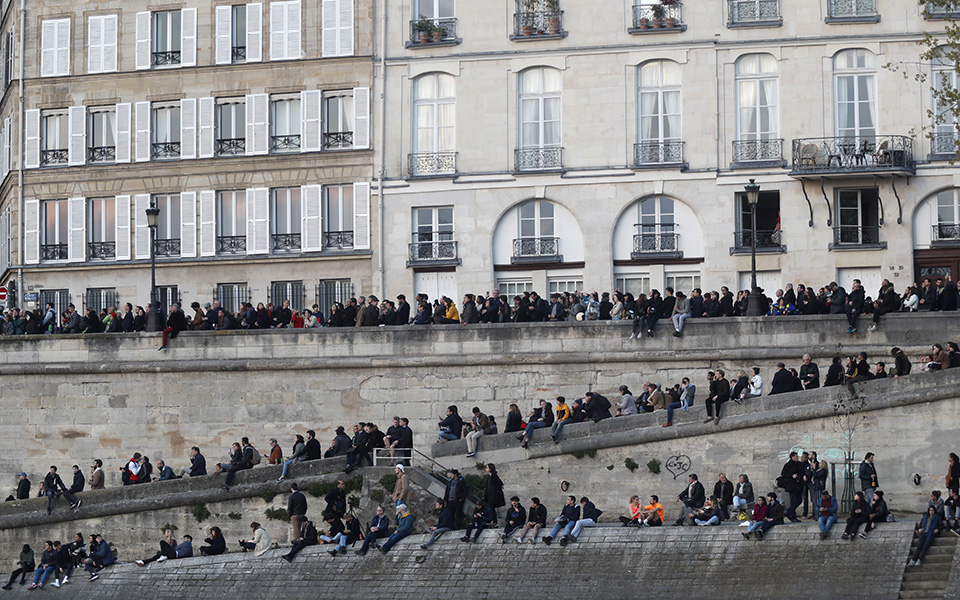 Χιλιάδες άνθρωποι στις όχθες του Σηκουάνα βλέπουν ανήμποροι την Νοτρ Νταμ να καίγεται (φωτογραφίες)-1