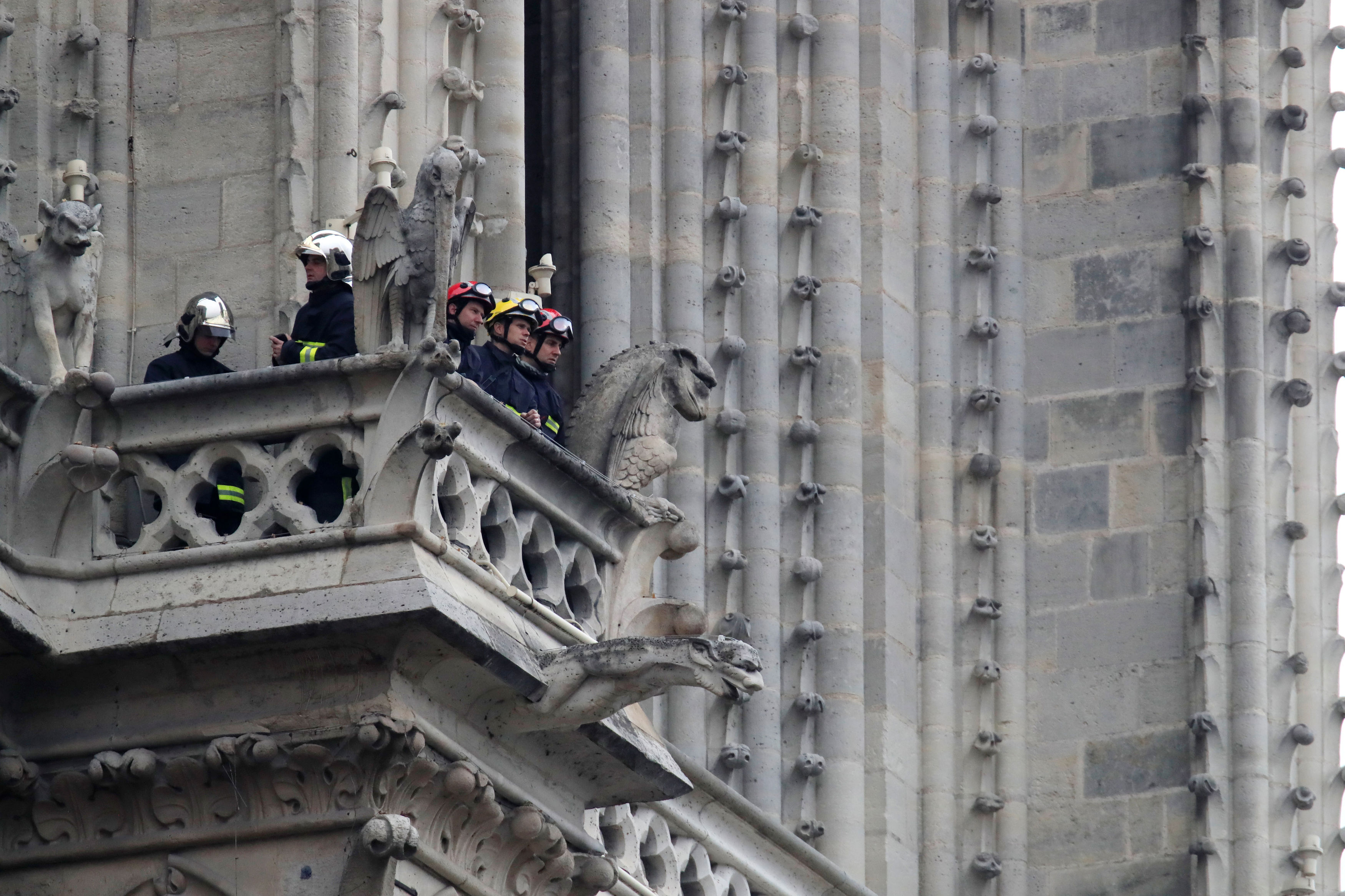 Παγκόσμια θλίψη για την καταστροφή στην Παναγία των Παρισίων – Σε ατύχημα οφείλεται κατά πάσα πιθανότητα η πυρκαγιά, λένε Γάλλοι εισαγγελείς (φωτογραφίες-βίντεο)-2