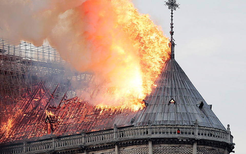 Παγκόσμια θλίψη για την καταστροφή στην Παναγία των Παρισίων – Σε ατύχημα οφείλεται κατά πάσα πιθανότητα η πυρκαγιά, λένε Γάλλοι εισαγγελείς (φωτογραφίες-βίντεο)-5