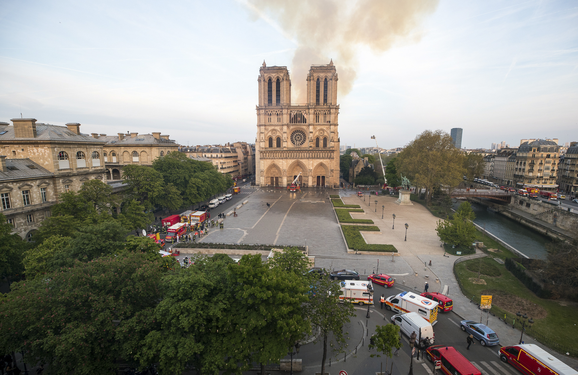 Τα μεγάλα ερωτηματικά για την ανοικοδόμηση της Παναγίας των Παρισίων – Μακρόν: Εντός πέντε ετών η αποκατάσταση-6