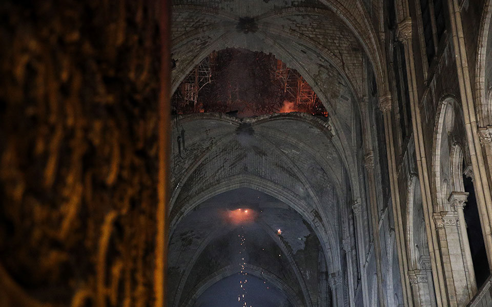 Συγκλονιστική περιγραφή για το εσωτερικό της Παναγίας των Παρισίων: Εικόνα βομβαρδισμού-1