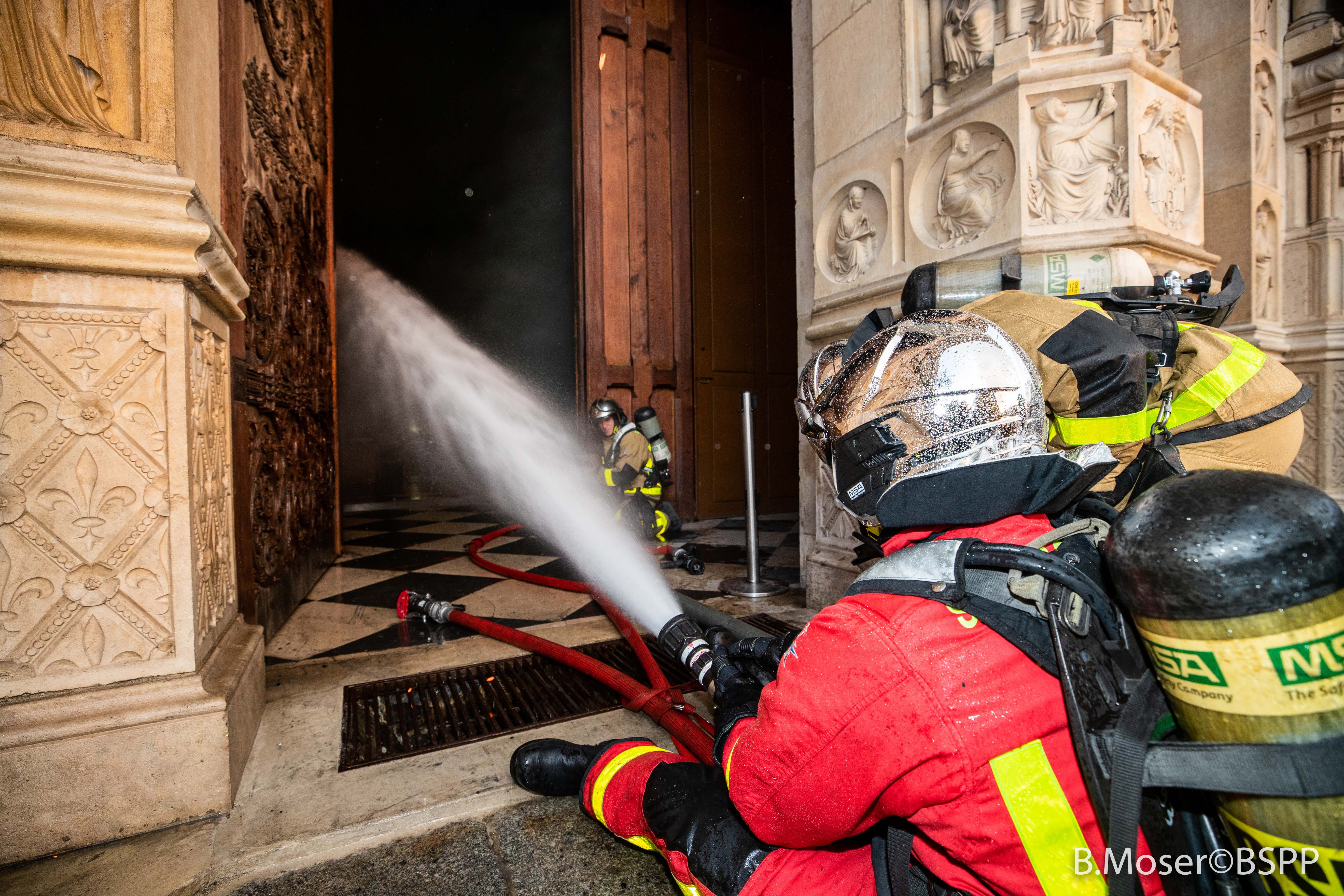Παναγία των Παρισίων: Εικόνες και βίντεο από το εσωτερικό του ναού-6