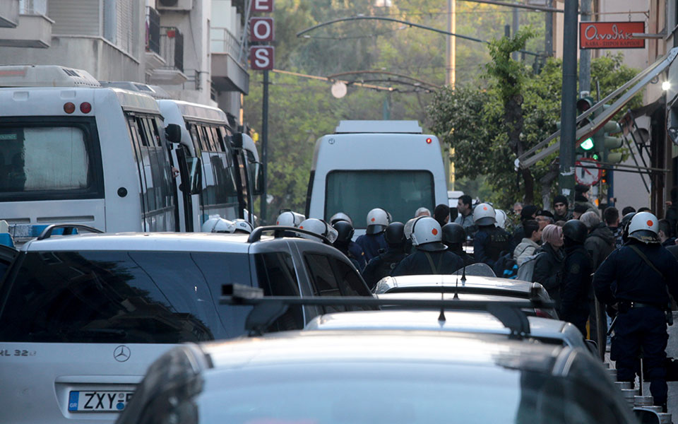 Αστυνομική επιχείρηση σε υπό κατάληψη κτίρια στα Εξάρχεια – 68 προσαγωγές, τρεις συλλήψεις (βίντεο – φωτογραφίες)-4