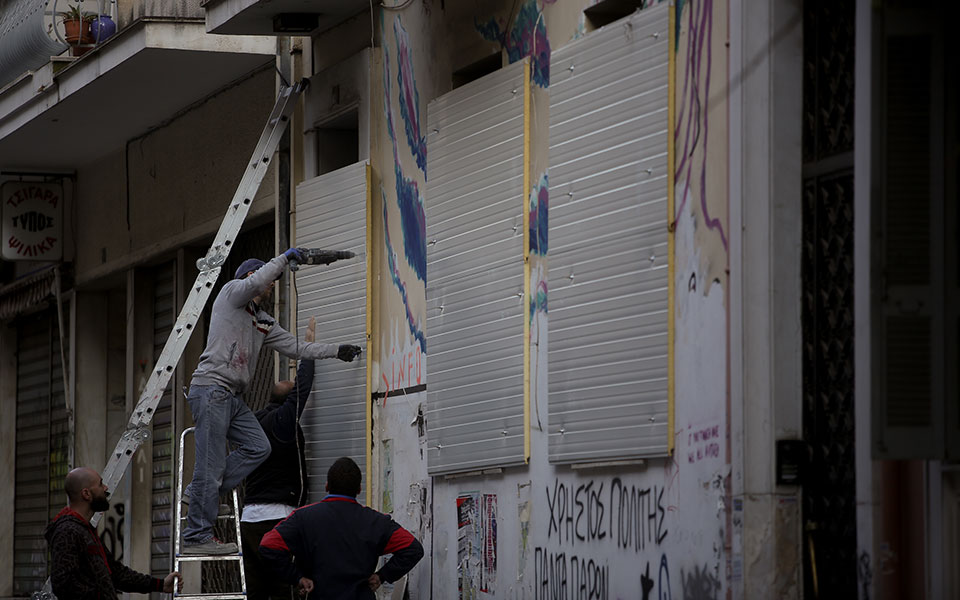 Αστυνομική επιχείρηση σε υπό κατάληψη κτίρια στα Εξάρχεια – 68 προσαγωγές, τρεις συλλήψεις (βίντεο – φωτογραφίες)-1