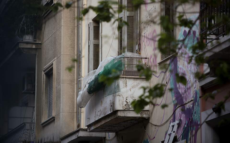 Αστυνομική επιχείρηση σε υπό κατάληψη κτίρια στα Εξάρχεια – 68 προσαγωγές, τρεις συλλήψεις (βίντεο – φωτογραφίες)-3