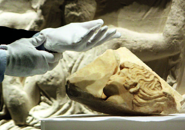 Τα μάρμαρα που πληγώσανε-2