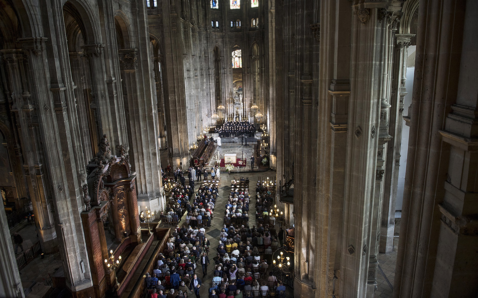 Πάσχα στη σκιά της καταστροφής της Νοτρ Νταμ για τους Παριζιάνους (φωτογραφίες)-1