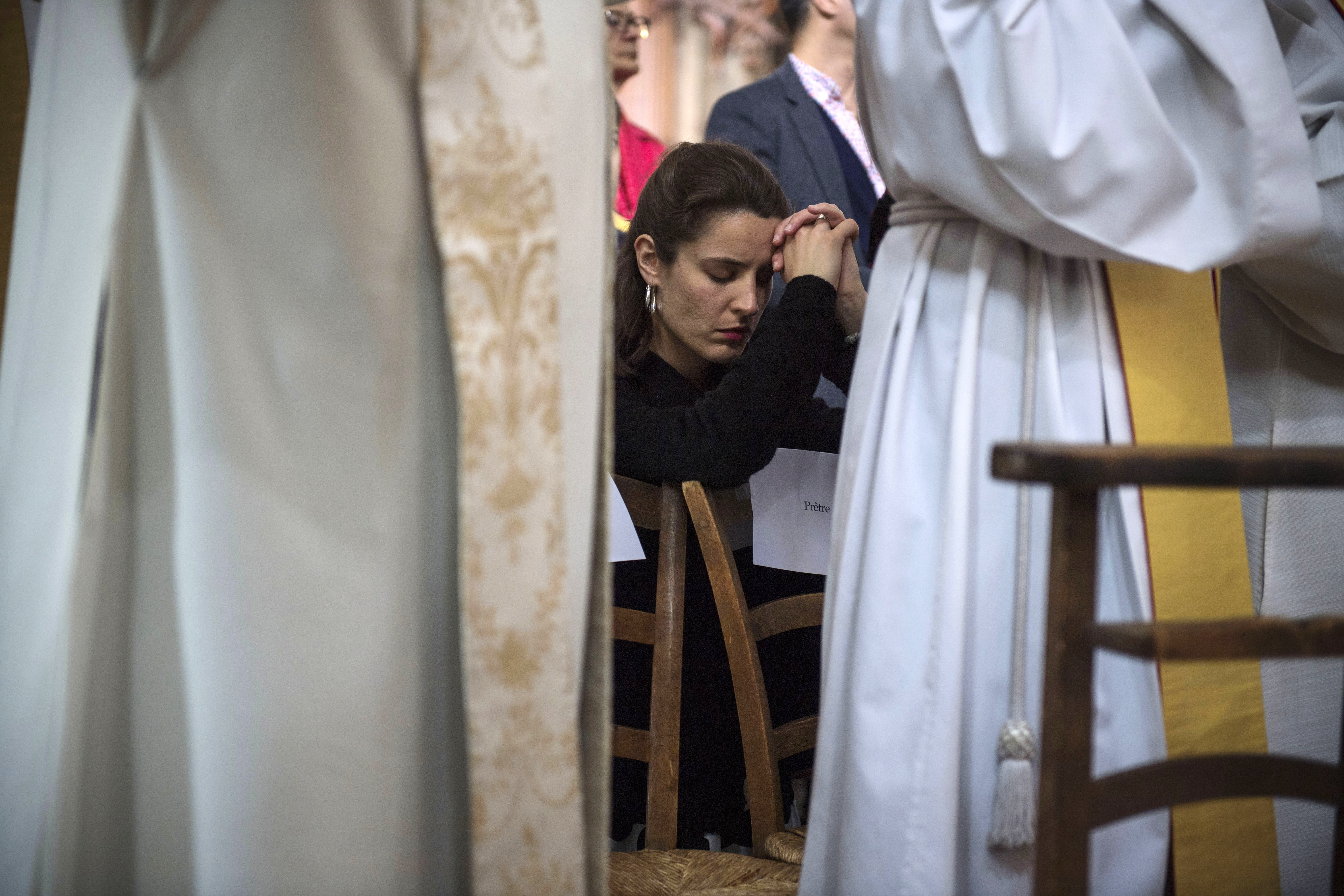 Πάσχα στη σκιά της καταστροφής της Νοτρ Νταμ για τους Παριζιάνους (φωτογραφίες)-2