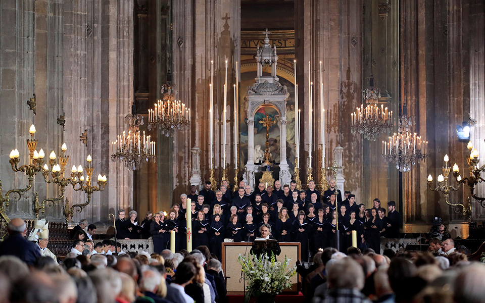 Πάσχα στη σκιά της καταστροφής της Νοτρ Νταμ για τους Παριζιάνους (φωτογραφίες)-3