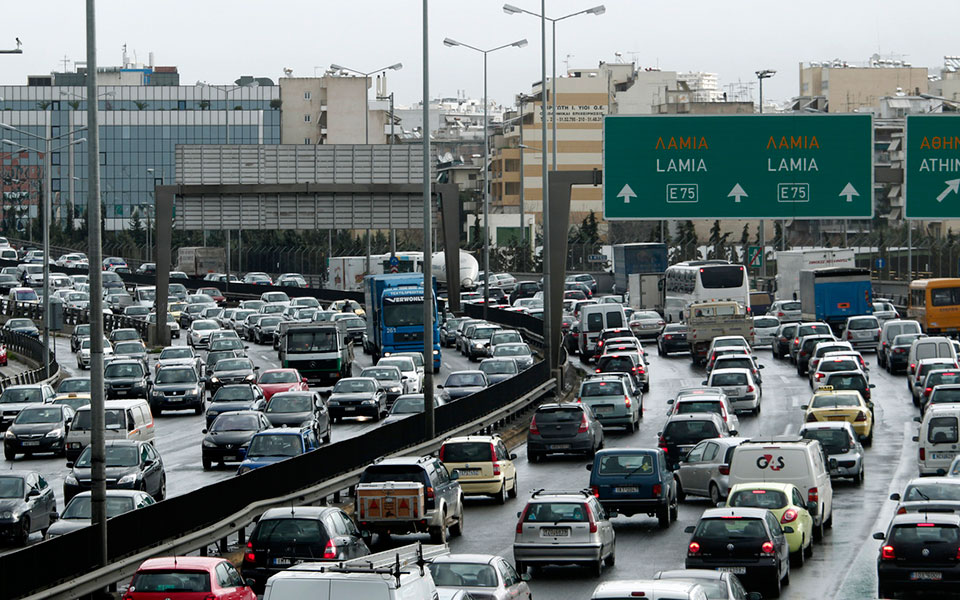 Κορυφώνεται με όλα τα μέσα η έξοδος των εκδρομέων – Αυξημένη η κίνηση στους δρόμους-4