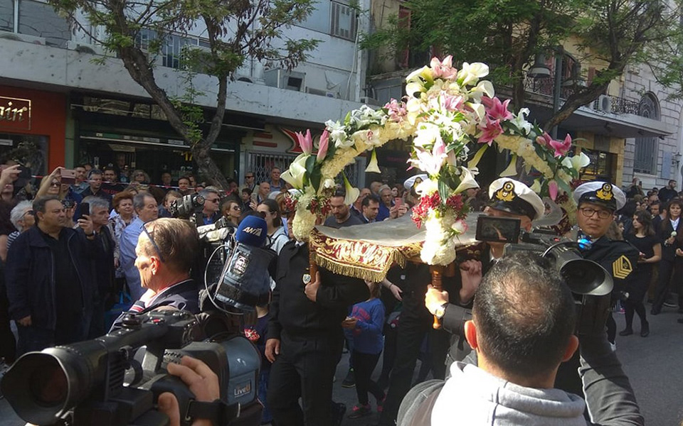 Θεσσαλονίκη: Ξεκίνησε η περιφορά του Επιταφίου του Αγίου Μηνά (φωτογραφίες – βίντεο)-1